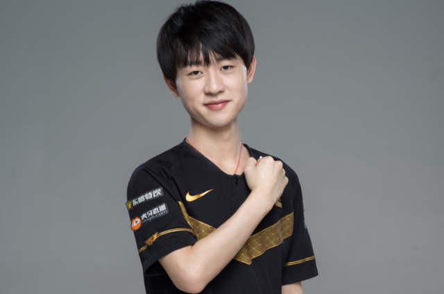 拉斯帕尔马斯球迷对维尼修斯发出嘘声，后者用手指向皇马队徽